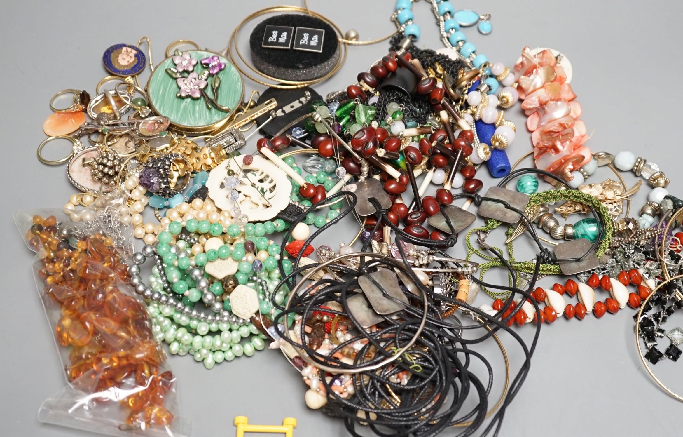 A quantity of assorted costume jewellery including amber and silver.